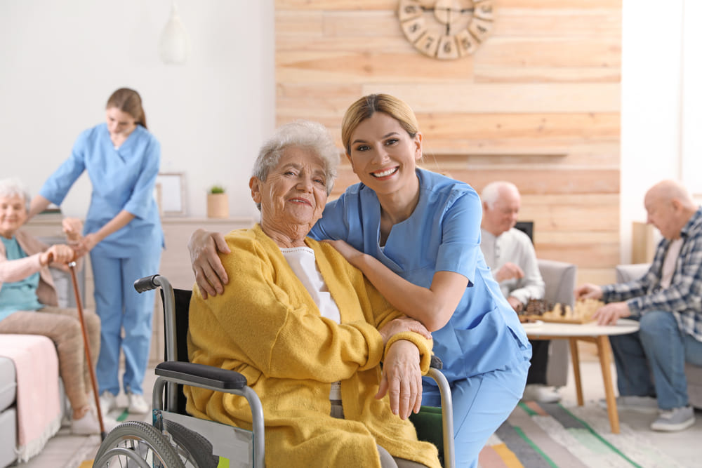 Adultos mayores felices en estancia permanente
